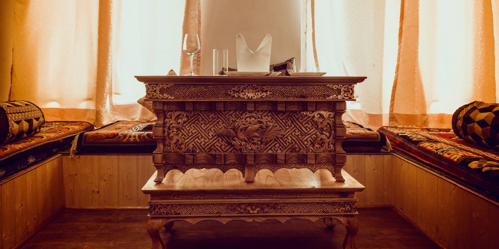traditional table dining